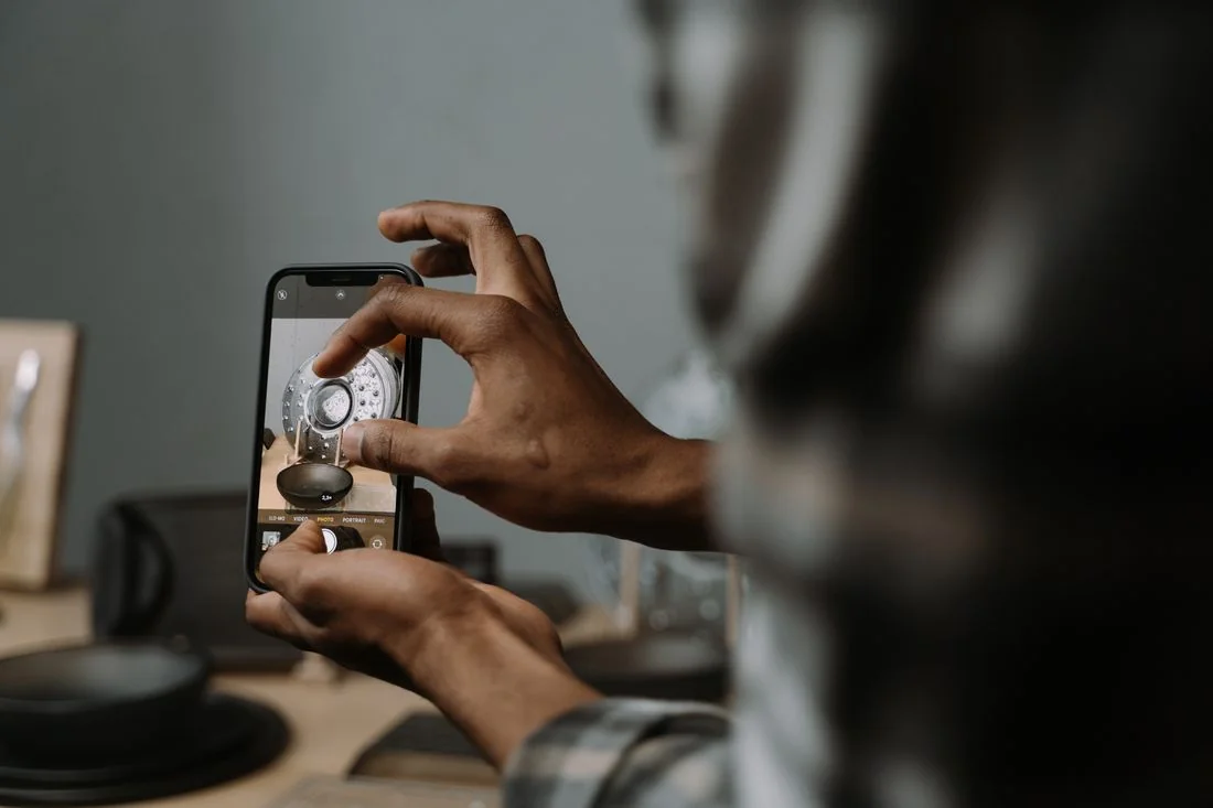 Photographing a metal object with a smartphone.